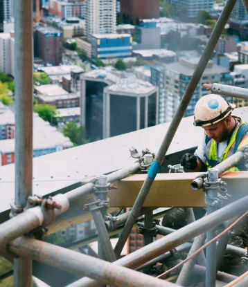Rope access τεχνικός σε προσόψη πολυώροφου κτιρίου