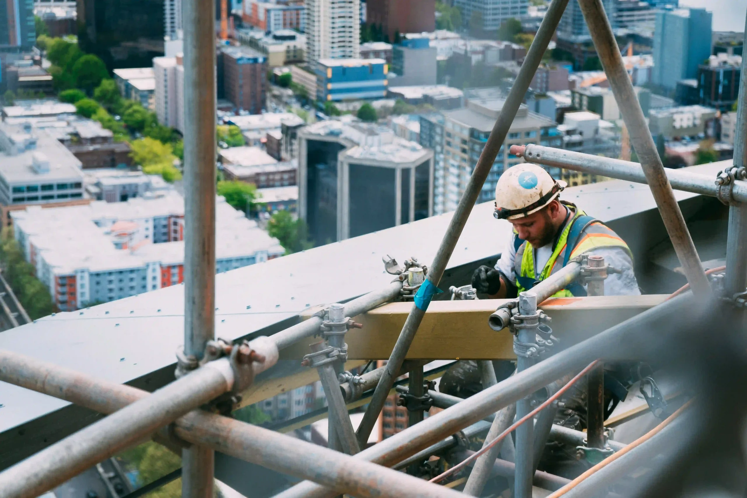 Rope access τεχνικός σε προσόψη πολυώροφου κτιρίου