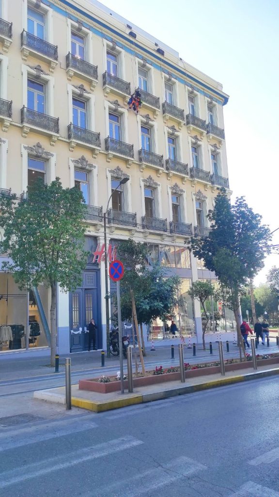 Εργασίες σε ύψος σε νεοκλασικό στον Πειραιά – Τοποθέτηση & Αλλαγή Φωτιστικών