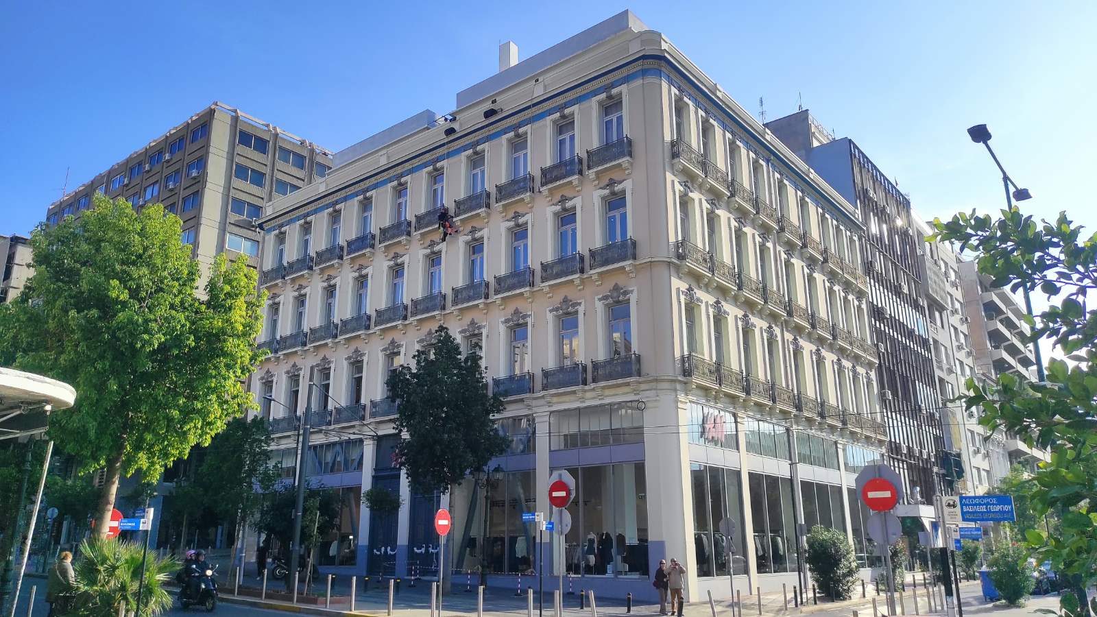 Φωτισμός Νεοκλασικού Κτιρίου στον Πειραιά με Rope Access